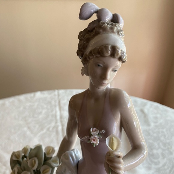 RETIRED 2000  ‘A TOUCH OF CLASS LLADRO’ PORCELAIN FIGURINE - Item# 01005377 - Picture 10 of 12